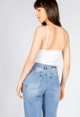 Musculosa gris de breteles finos regulables con detalle de encaje en el escote.