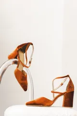 Zapato de gamuza azul marino con escote en V, tiras cruzadas diagonales y taco cuadrado de 8cm.