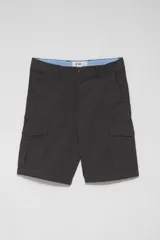 Bermuda cargo gris con bolsillos laterales y traseros.