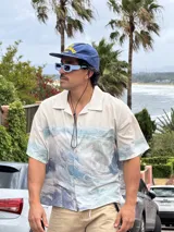 Gorra de béisbol azul marino con visera curva y bordado frontal en amarillo que dice "LOVE & PEACE" y debajo "PP:ONE".