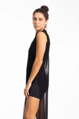 Vestido largo de tul negro, sin mangas y con cuello alto. Incluye un vestido corto negro debajo.