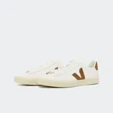 Championes Veja Campo blancos con logo lateral en marrón. Confeccionados en cuero sin cromo, con suela de caña de azúcar y caucho amazónico.