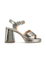 Sandalias de cuero color canela con plataforma y tacón ancho. Tiras cruzadas en el empeine y pulsera ajustable con hebilla en el tobillo.