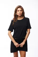 Vestido corto negro de poliéster y elastano, con cuello redondo y mangas cortas. Presenta dos bolsillos frontales con botón dorado.
