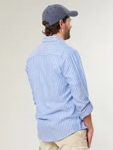 Camisa de manga larga color azul marino, de corte clásico y confeccionada en lino.