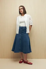 Falda midi de denim azul con corte evasé, cintura alta y bolsillos laterales.