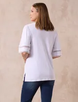 Remera blanca de algodón marca Ruby Rd con cuello redondo y escote en V. Tiene mangas cortas amplias con aplique de crochet.