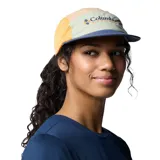 Gorro unisex Columbia Wingmark Cap, color safari, con paneles laterales de malla color naranja y logo de la marca bordado en el frente.