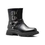 Bota negra de cuero con caña media, hebillas decorativas y suela track.