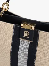 Cartera tote de lona color beige con rayas verticales azul marino y blanco. Tiene asa superior, correa ajustable y extraíble, cierre magnético y múltiples compartimentos interiores.