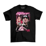 Remera negra de algodón con estampado de Young Miko y texto en rosa. Corte clásico.