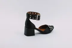 Zapato plateado de cuero con taco cuadrado, punta fina y pulsera con hebilla y ojales.