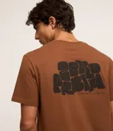 Remera masculina color marrón confeccionada en malla de algodón, de corte comfort, cuello redondo, manga corta y estampa frontal con la frase "Zero Problem".