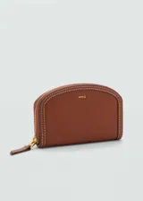 Billetera marrón de efecto piel, con logo en relieve, múltiples ranuras para tarjetas, bolsillo interior con cierre de cremallera, tamaño mediano, diseño ovalado y forro interior.