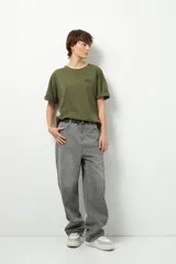 Remerón de manga corta color blanco, con cuello a la base y gran estampa en la espalda.