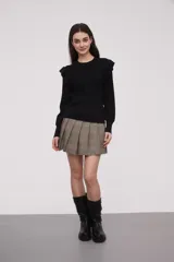 Sweater color crema de viscosa con cuello redondo y volados en los hombros.