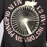 Remera negra de manga corta con estampa en el frente del logo de La Vela Puerca.