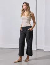 Pantalón jogger de corte ancho color celeste, con pretina elastizada y lazo de ajuste.