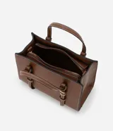 Bolso satchel mediano color marrón, confeccionado en poliuretano, con correa de mano con detalles de hebilla y costura, asa larga desmontable con gorgorão y cierre por cremallera.