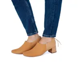 Zapato de cuero color camel, con punta cuadrada, suela laqueada antideslizante, cierre trasero y taco forrado de 5 cm.
