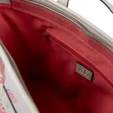 Bolso tote de símil cuero con estampado floral multicolor y herrajes plateados. Tiene doble asa fija, cierre superior, un compartimento principal, un bolsillo interno con cierre y dos bolsillos internos abiertos. El interior está forrado en tela de algodón y poliéster.