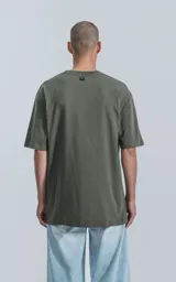 Remerón verde militar de corte extra oversize con hombros caídos, cuello redondo de rib y doble costura.