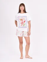 Conjunto de pijama compuesto por remera de mangas cortas y short con estampado a cuadros amarillos y blancos.
