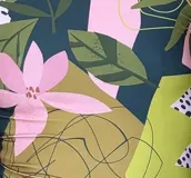 Enterito de lycra con estampado floral, mangas largas y cuello redondo.