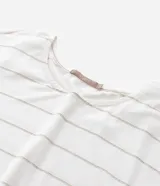 Remera de viscolycra color crema con rayas horizontales doradas, cuello redondo y mangas cortas.