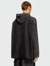 Camisa negra de denim con capucha, cierre frontal con botones, cordones ajustables en la capucha, logo rojo bordado en el pecho y corte holgado.