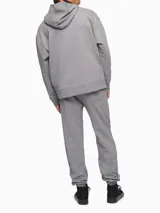 Pantalón de jogging gris de algodón, con cintura elástica, bolsillos laterales y traseros, y logo de Calvin Klein bordado en la pierna izquierda.