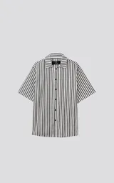 Camisa de manga corta con cuello abierto y calce oversize, con estampado de rayas verticales blancas y negras.