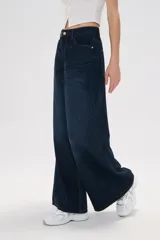 Pantalón ancho de denim negro, tiro alto y corte palazzo.