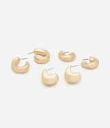 Set de tres pares de aros dorados con forma de argolla.