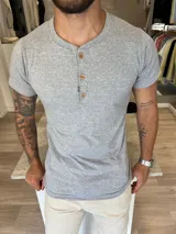 Remera gris de corte ajustado con cuello henley y tres botones de madera.