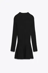Vestido corto negro de punto con cuello redondo y manga larga. Presenta cierre frontal con cremallera metálica.