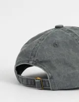 Gorra deportiva gris con efecto lavado, bordado lateral y regulador metálico trasero.