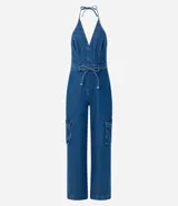 Mono largo de jeans azul, sin mangas, con escote en V, cinturón de lazo en la cintura y bolsillos cargo laterales.