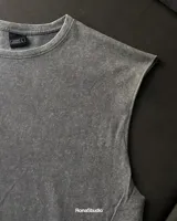 Musculosa gris con cuello redondo y corte oversize.