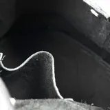 Cartera negra de cuero graneado con doble asa corta y correa larga regulable. Tiene un compartimento con acceso por botón imantado, un bolsillo interno abierto y herrajes plateados.
