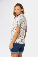 Camisa de manga corta con cuello camisero y estampado floral.