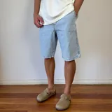 Bermuda de jean celeste con corte holgado y terminación desflecada.