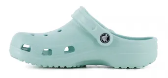 Zuecos Crocs Classic color verde menta, con orificios de ventilación en la parte superior y correa trasera pivotante con logo de la marca.