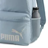 Mochila Puma Phase de color celeste claro, con compartimento principal y bolsillo frontal con cierre. Logo Puma estampado en color blanco en el bolsillo frontal.