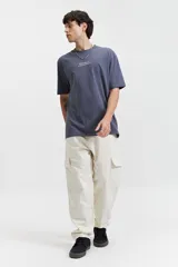 Remera de manga corta azul con estampado pequeño en el pecho, de corte oversize y cuello redondo.