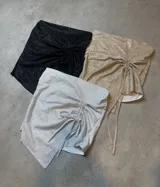 Top bandeau color dorado con textura brillante y lazos laterales ajustables.