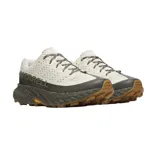 Championes de trail running Merrell Agility Peak 5, color gris claro con detalles en gris oscuro y suela marrón.