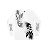 Remera de manga larga blanca con estampado de calaveras y texto en las mangas.