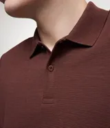 Remera polo de hombre, corte slim, color gris claro, confeccionada en tejido de media malla acanalada de algodón.