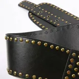 Cinto negro con apliques dorados y estampado animal print.